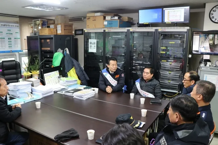 김성수 의원이 안양소방서 관계자들과 전통시장 화재 예방 대책에 대해 논의하고 있다. 이 자리에서는 소방 안전 점검 및 화재 예방 활동 강화 방안이 논의되었으며, 지역 내 화재 발생 위험을 줄이기 위한 다양한 의견이 교환되었다.