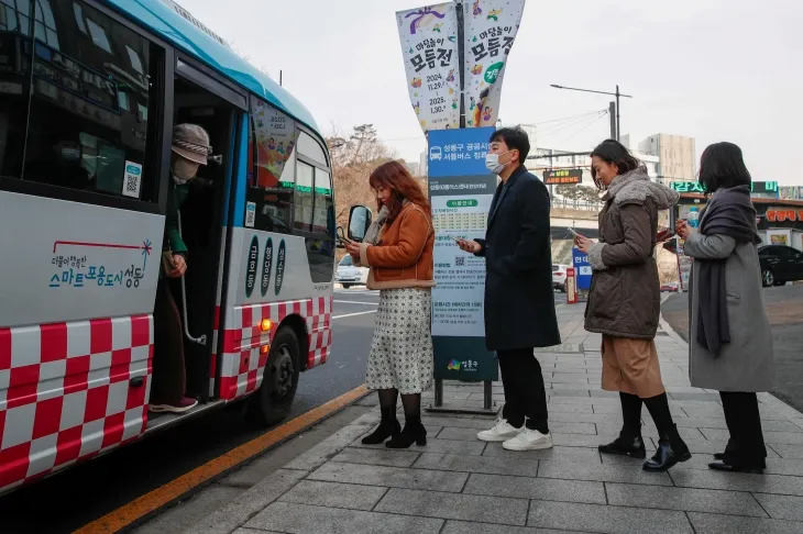 서울 성동구 주민들이 ‘성공버스’에 탑승하는 모습. 성동구 제공