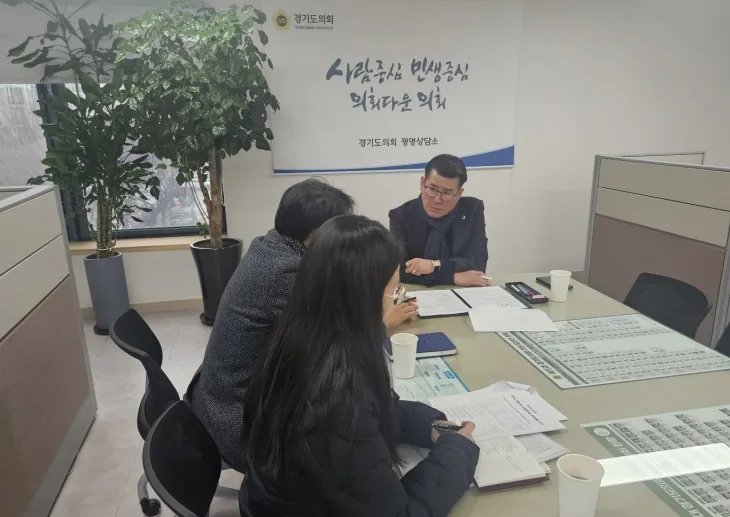 유종상 의원이 경기도의회 광명상담소에서 경기도 개발이익 도민환원기금의 관리·운용을 위한 심의위원회를 진행하고 있다. 이 자리에서 유 의원은 “경기도 개발이익 도민환원기금이 어려운 도민에게 쓰일 수 있도록 역할에 최선을 다하여 줄 것”을 특별히 당부했다.