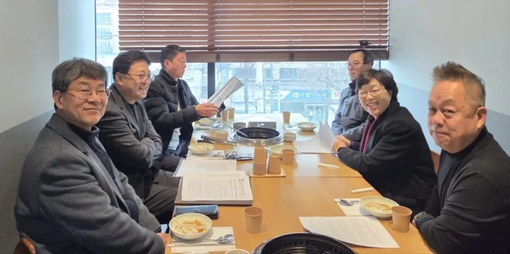 박옥분 의원이 경기도 공공기관과 민간 기업의 ESG 확대 방안을 논의하는 간담회를 진행하며, 참석자들과 편안한 분위기 속에서 이야기를 나누고 있다.