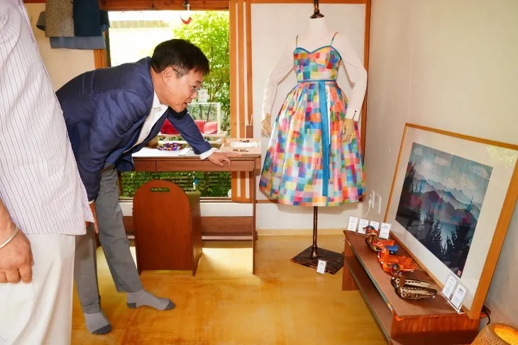 정문헌 종로구청장이 지난해 종로 경공방 특별전을 감상하고 있다.   종로구 제공