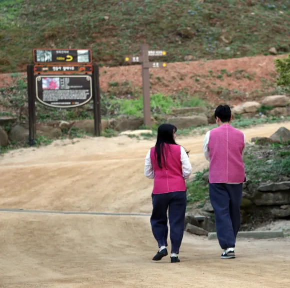 대한불교조계종사회복지재단이 30대 미혼 남녀 20명을 대상으로 6일 인천 강화군 소재 전등사에서 실시한 1박 2일 일정의 템플스테이 ‘나는 절로’에서 남녀 참가자 한 쌍이 산책하고 있다. 2024.4.7 연합뉴스