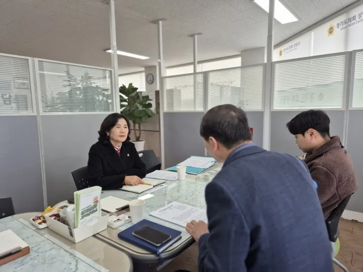 김영희 의원이 오산 지역상담소에서 7월부터 시행될 물향기수목원 입장료 무료화에 대비한 준비 상황을 점검하고 있다.