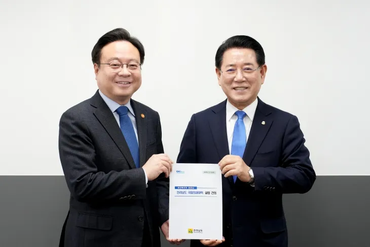 김영록 전남지사가 5일 정부서울청사에서 조규홍 보건복지부 장관을 만나 전남 국립의과대학 설립 건의를 하고 있다.