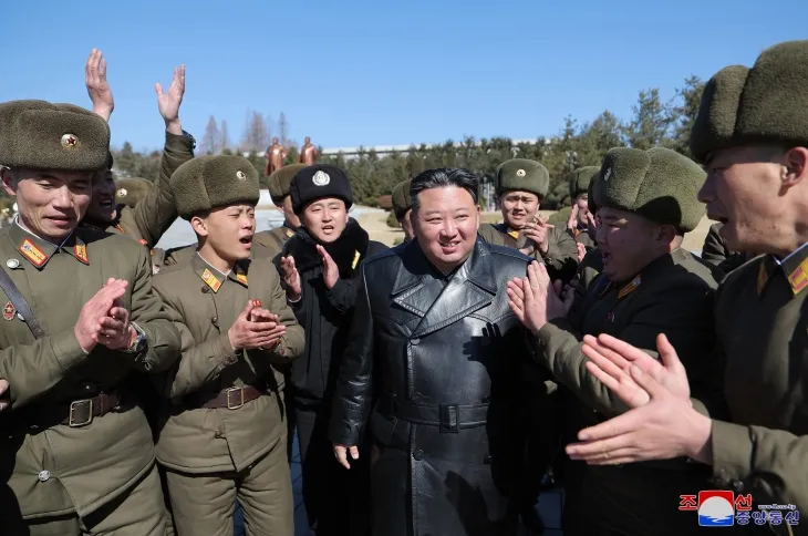 김정은 북한 국무위원장이 24일 북한군 최고급 정치장교 양성기관인 평양 김일성정치대학을을 찾아 군의 사상 무장과 충성을 강조했다고 조선중앙통신이 25일 보도했다. 2025.2.25 평양 조선중앙통신 연합뉴스