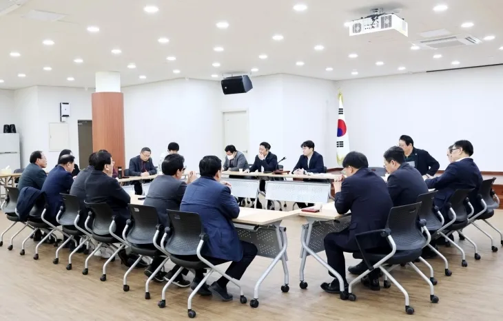 국민의힘 소속 울산시의원들이 5일 오후 2시 울산시당에서 의원총회를 열어 시의장 재선거 방안 등을 논의하고 있다. 국민의힘 울산시당 제공