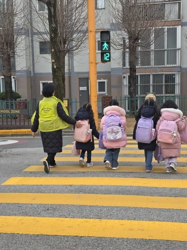 5일 월곡초에서 교통안전 지킴이가 학생들의 하교를 돕고 있다.  광주시교육청 제공.