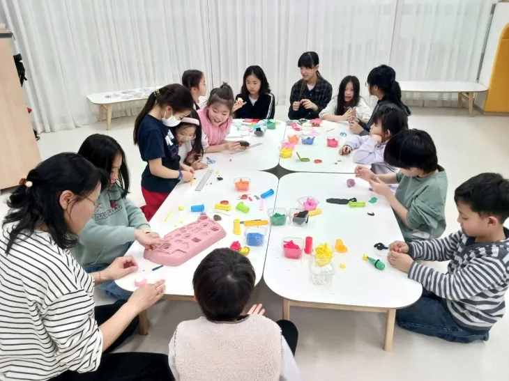 서울 금천구 우리동네키움센터에서 아이들을 돌보고 있다. 금천구 제공