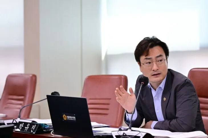 제328회 임시회 민생노동국 업무보고에서 발언중인 박유진 의원