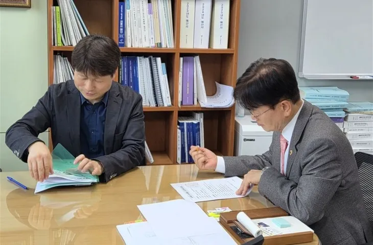 지난 5일 서울시 교통정책과 관계자로부터 서부선 경전철 추진 현황을 보고받은 김용일 의원