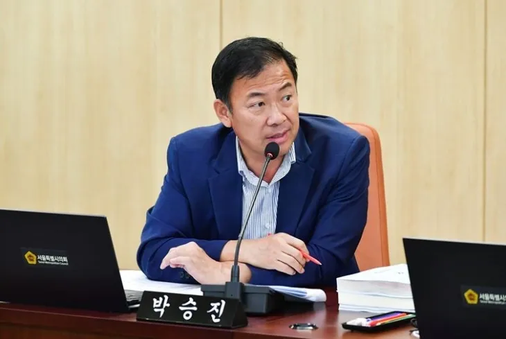 회의에서 질의하고 있는 박승진 의원