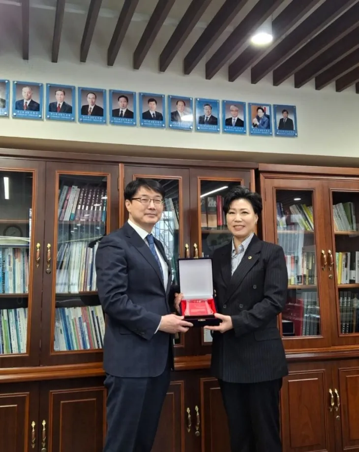 최재란 의원(오른쪽)이 이상수 신목고등학교 교장선생님으로부터 감사패를 수상했다.
