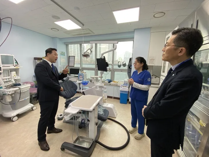 경기도의회 김용성 의원, 道의료원 수원병원 방문하여 중증장애인 치과진료 실태 직접 살피는 모습