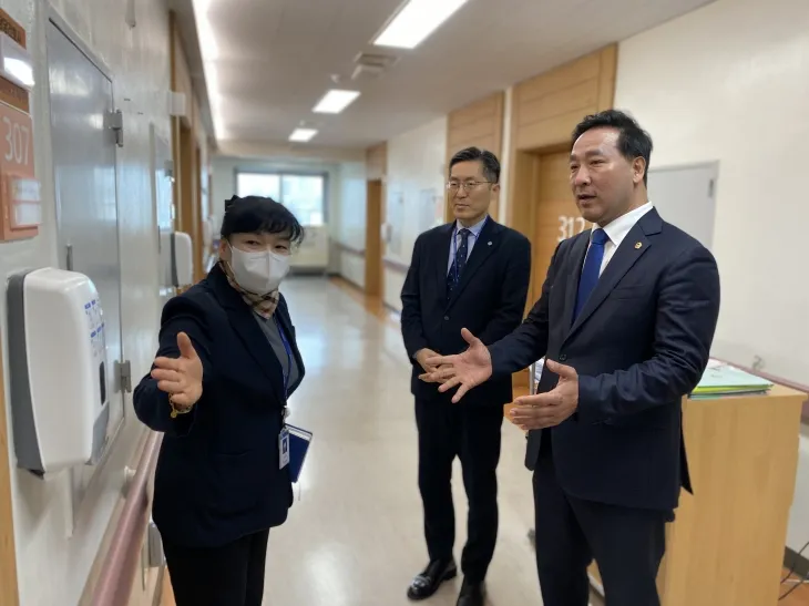 경기도의회 김용성 의원, 道의료원 수원병원 방문하여 중증장애인 치과진료 실태 직접 살피는 모습