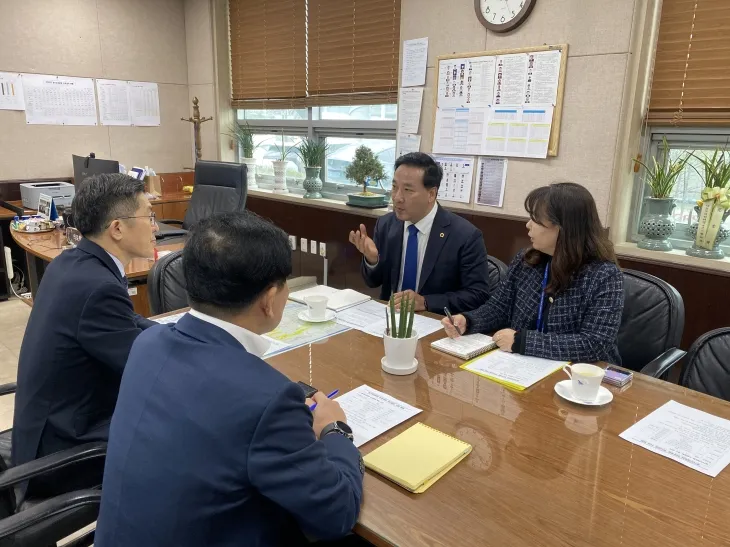 경기도의회 김용성 의원, 道의료원 수원병원 방문하여 회의를 진행하고 있다