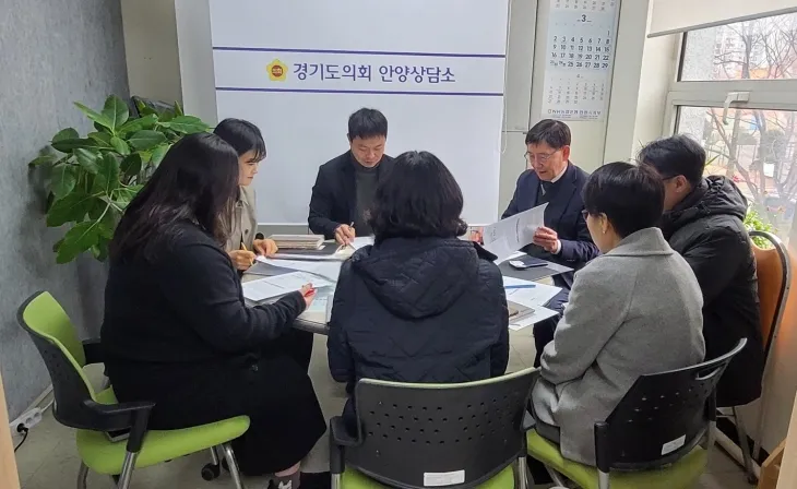 유영일의원, 지역구 내 현안사업에 대한 면담을 하고 있다