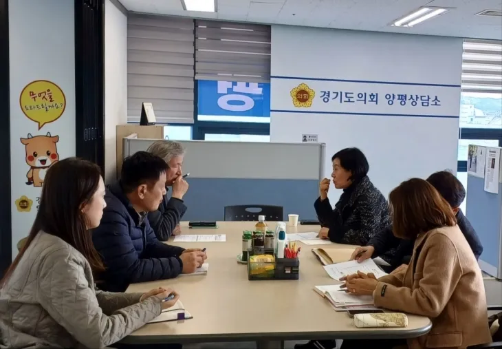 경기도의회 박명숙 의원, 양평 세미원 지방 정원 현황 및 국가 정원 지정 요건 점검에 따른 정담회를 진행하고 있는 모습