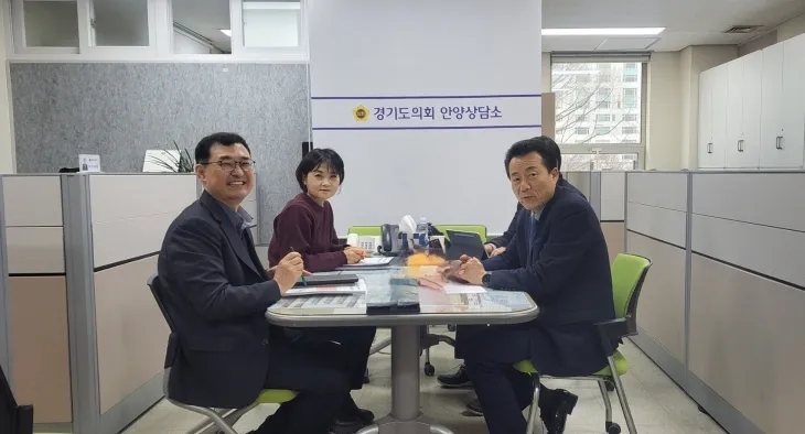 경기도의회 김성수의원, 도로등융설시스템 설치 관련 정담회를 진행하고 있는 모습