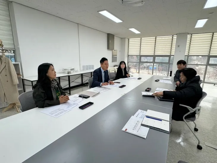 경기도의회 오석규 의원, 의정부시 문화예술인 활동 장려를 위한 경기문화재단 지역문화사업본부와 간담회 주최하고 있다