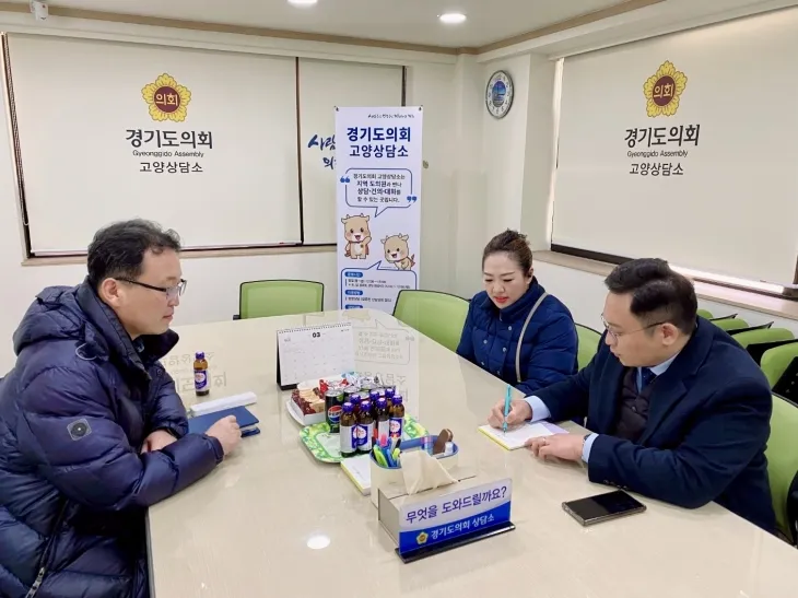 경기도의회 변재석 의원, 원당시장 인근 마을버스 정거장 이전 추진을 협의하는 모습