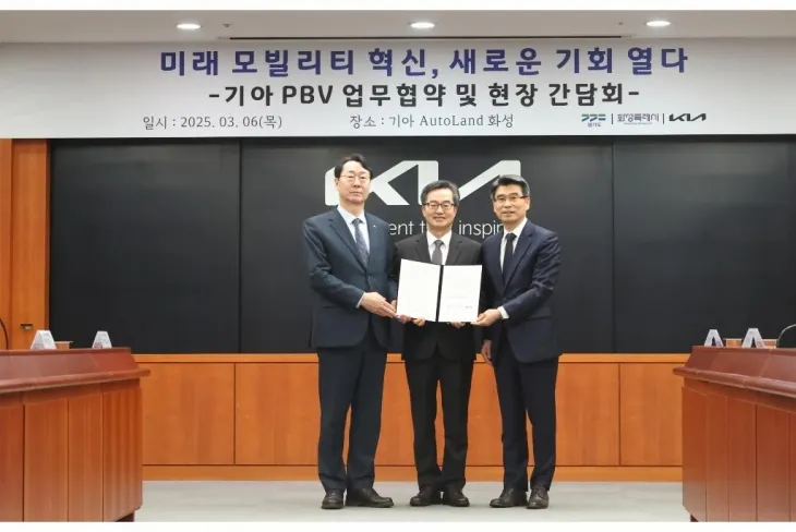 6일 오전 화성에서 정명근 화성시장(왼쪽), 김동연 경기도지사(가운데), 송호성 기아㈜ 사장이 기아 PBV 기반 미래 모빌리티 투자 및 업무 MOU 체결한 후 기념 촬영을 하고 있다. (경기도 제공)