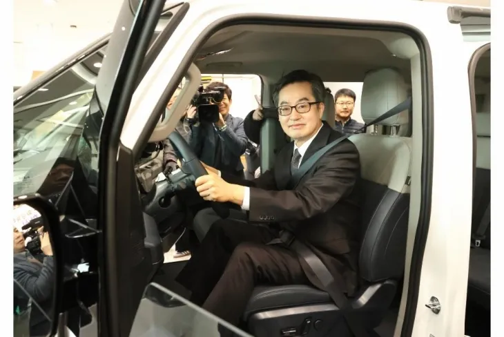 6일 오전 오토랜드 화성에서 김동연 경기도지사가 기아 PV5 신차 시승을 하고 있다. (경기도 제공)