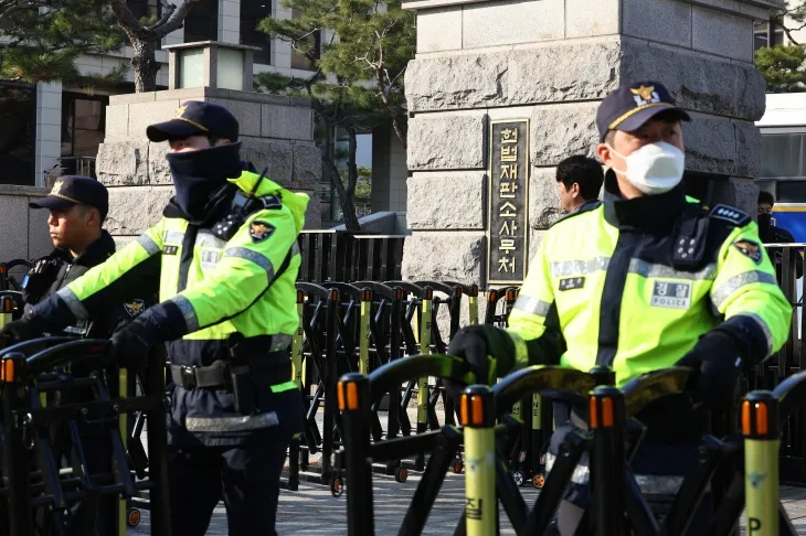 윤석열 대통령 탄핵 심판이 헌법재판소의 선고만 남겨둔 6일 서울 종로구 헌법재판소 앞에 경찰들이 근무하고 있다. 연합뉴스