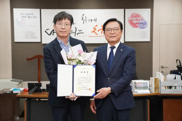 김석필 천안시 부시장(오른쪽)이 김정태(57) 동양대 교수에게 위촉장을 전달하고 있다. 시 제공