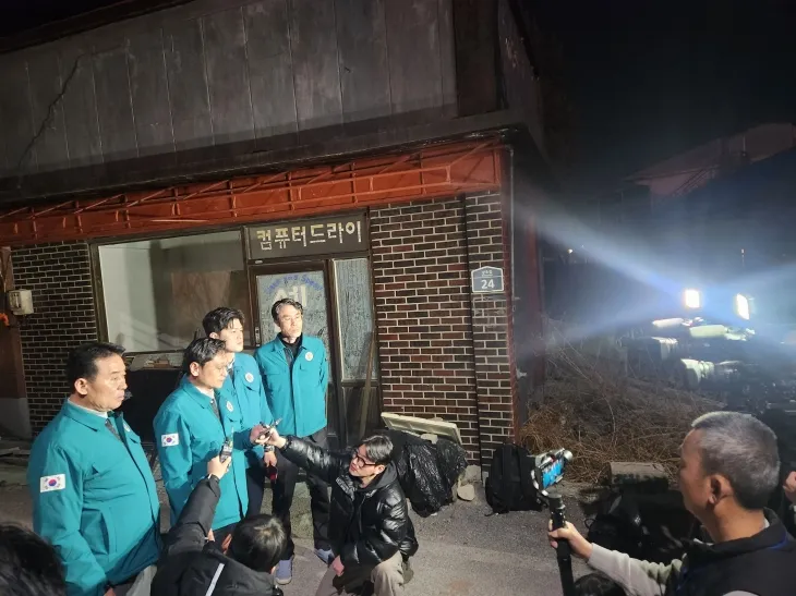 7일 폭탄 오발 사고가 발생한 경기도 포천시 이동면 노곡리에서 경기도의 현재까지 조치사항과 향후 수습 및 복구 조치계획을 밝히고 있다. (경기도 제공)