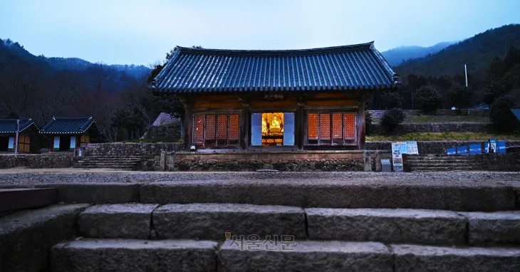 무위사 극락보전(국보)의 새벽 풍경. 적요한 시간에 마주하는 법당의 자태가 더없이 수수하면서 고졸하다. 올여름께 가림막이 씌워지고 전면 해체 수리 작업이 진행될 예정이다.