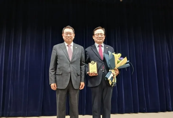 김형재 의원이 지난 2월 21일 이북5도청에서 개최된 (사)일천만이산가족위원회(위원장 장만순) 정기총회에서 감사패를 수상했다.