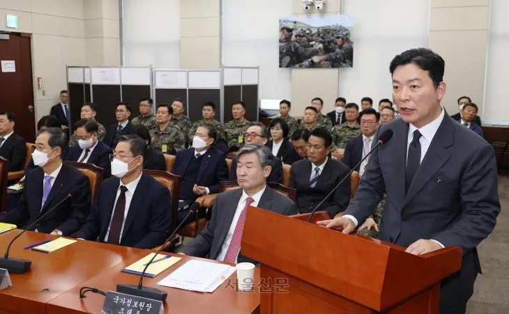 22일 서울 여의도 국회에서 열린 ‘윤석열 정부의 비상계엄 선포를 통한 내란 혐의 진상규명 국정조사 특별위원회’ 1차 청문회에서 김성훈 경호처 차장이 질의에 답하고 있다.  2025.1.22 안주영 전문기자