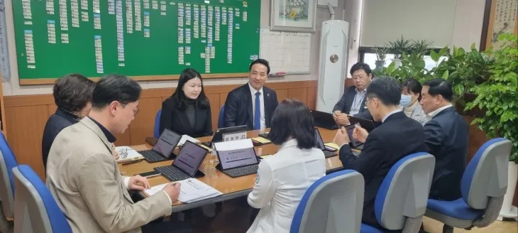 김용성 의원이 경기도의료원 의정부병원 관계자들과 간담회를 진행하며 공공의료의 과제와 개선 방향에 대해 논의하고 있다.