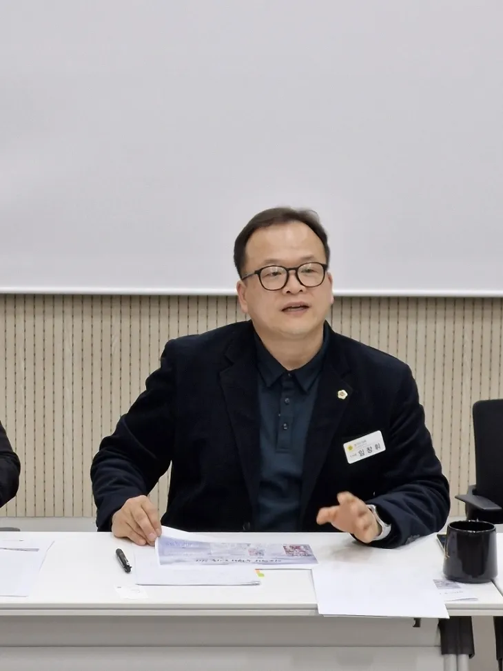 임창휘 의원이 남한산성 관광정책 개발 교육 세션에서 의원 맞춤형 교육의 취지와 필요성을 설명하고 있다.