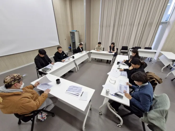 임창휘 의원과 참석자들이 남한산성 관광정책 개발과 관련하여 심층적인 논의를 진행하고 있다.