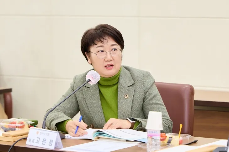 고은정 의원이 지방의회 정책지원 전문성 강화 특별위원회 제1차 정기회에서 발언하고 있는 모습.