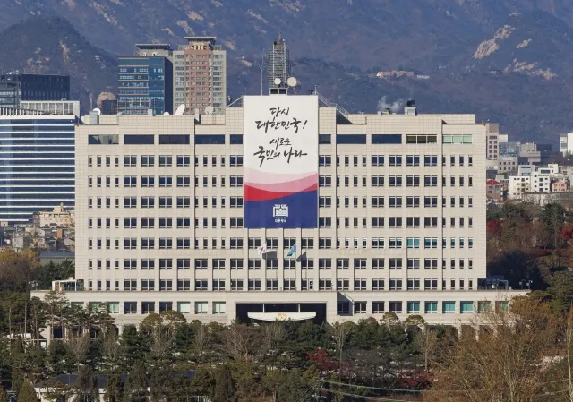 비상계엄 사태 뒤 후폭풍이 대한민국 전체를 거세게 휘몰아치고 있다. 윤석열 대통령은 지난 4일 오전 계엄 해제 발표 이후 공식 일정을 취소했다. 사진은 6일 오후 서울 용산 대통령실의 외경. 연합뉴스