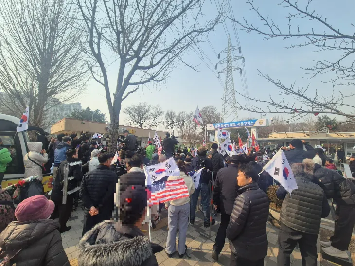 내란 수괴 혐의로 구속기소된 윤석열 대통령의 구속취소 청구가 인용된 7일 경기 의왕시 서울구치소 앞에서 윤 대통령 지지자들이 집회를 열고 있다. 김희리 기자