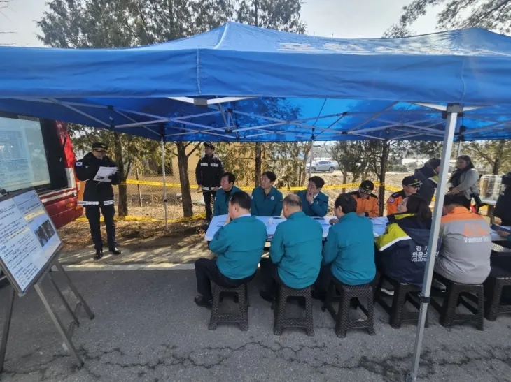 경기도의회 안전행정위원회 위원들이 포천시 폭탄 오발사고 현장에서 관계자로부터 사고 개요 및 피해 상황에 대한 브리핑을 받고 있다. 위원들은 사고 원인과 복구 대책을 점검하며, 피해 지역 지원 방안에 대해 논의했으며, 임 위원장은 특별재난지역 선포를 강력히 촉구했다.