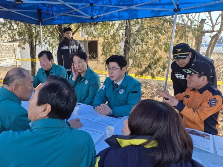 윤충식 의원이 포천시 오발사고 피해 복구 및 대책 마련을 위한 현장 회의에 참석해 관계자들과 논의하고 있다. 윤 의원은 특별재난지역 지정을 통한 신속한 지원 방안을 촉구하며, 이를 위해 관계기관과 긴밀히 협력하겠다고 밝혔다.