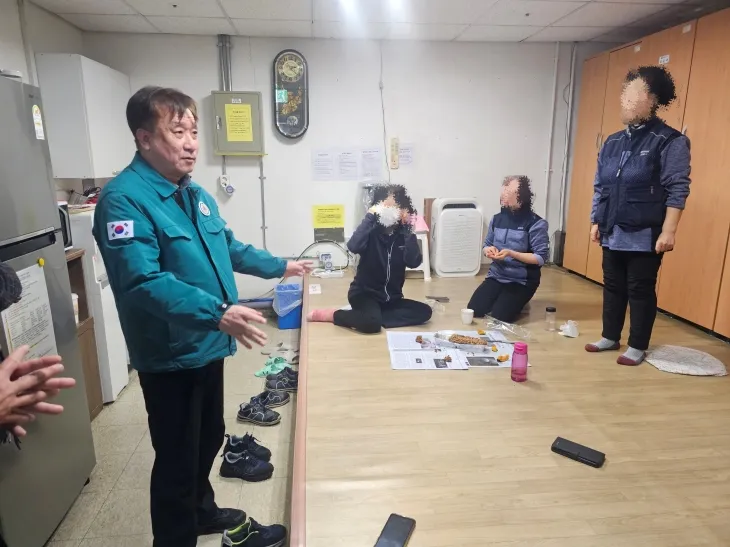 경기문 의원이 지난 6일 2호선 영등포구청역 청소근로자 휴게실을 현장점검 하고 있다.