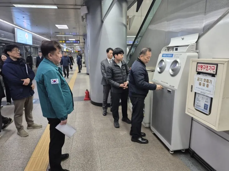 경기문 의원이 지난 6일 9호선 김포공항역 공기청정기 필터 상태를 점검하고 있다.