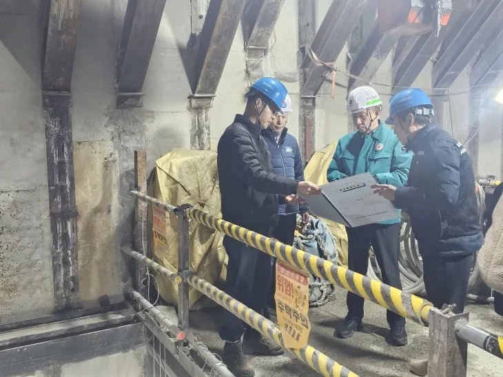 경기문 의원이 지난 6일 까치산역 엘리베이터 설치 공사현장을 방문하여 안전관리 실태를 점검하고 있다.