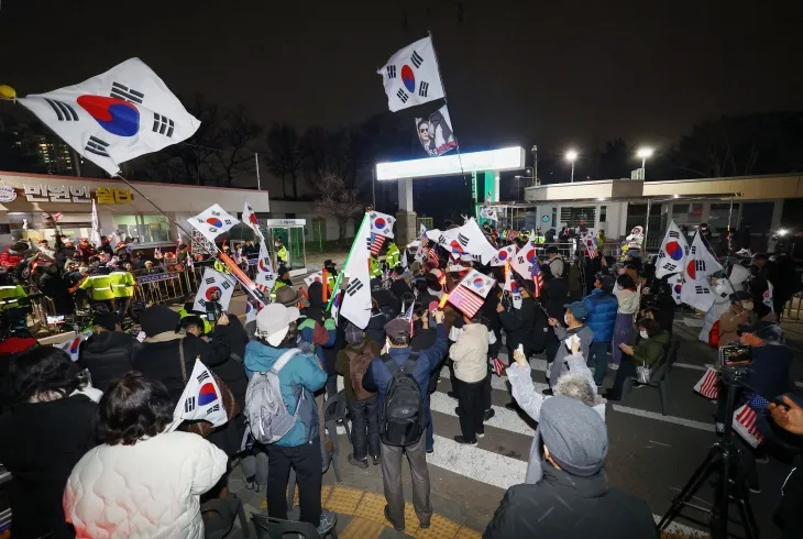 법원이 윤석열 대통령의 구속취소 청구를 인용한 7일 경기 의왕시 서울구치소 앞에서 윤 대통령 지지자들이 구호를 외치고 있다. 2025.3.7 뉴시스