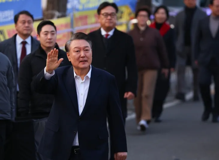 윤석열 대통령, 서울구치소 앞 지지자들에게 인사