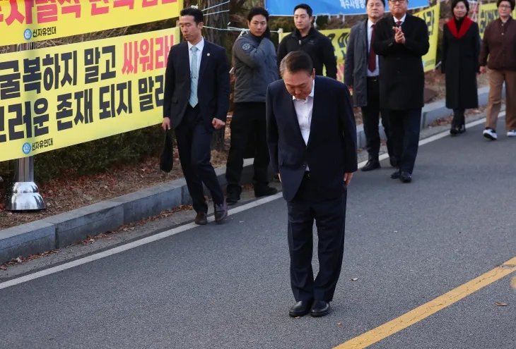 서울구치소 앞 지지자들에게 인사하는 윤석열 대통령