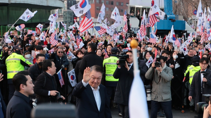 尹대통령 보자 눈물 쏟은 지지자들…반대편선 “검찰 규탄” 분노