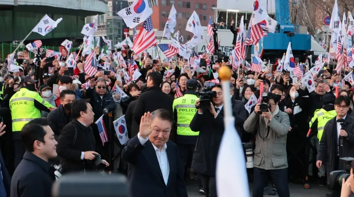 서울구치소에서 석방된 윤석열 대통령이 8일 서울 용산구 한남동 관저 앞에 도착, 차량에서 내려 지지자들을 향해 인사하고 있다. 2025.3.8 연합뉴스