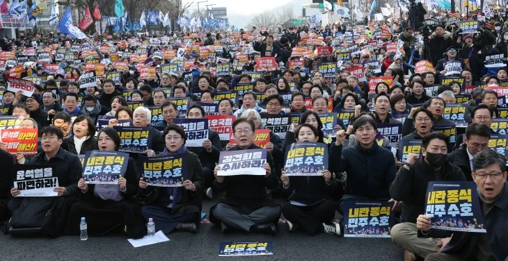 8일 서울 종로구 안국동 사거리에서 열린 ‘야5당 공동 내란종식·민주헌정수호를 위한 윤석열 파면 촉구 범국민대회’에서 이재명 더불어민주당 대표, 김선민 조국혁신당 당대표 권한대행 등 참가자들이 손팻말을 들고 구호를 외치고 있다. 2025.3.8 연합뉴스