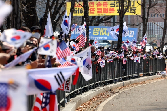 윤석열 대통령 석방 기대하는 지지자들